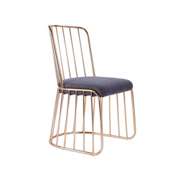 Комплект из 2 золотых железных художественных барных стульев Nordic Hollowed Out Chair Обеденный стул творческой личности Простой уличный промышленный стул