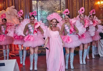 Танцевальная группа Pink feather fan Shang Yan gogo в женском соединенном платье ведущая певица