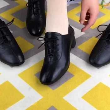 Черные тонкие женские туфли на толстом каблуке 2023, Весна и осень, Новая модная универсальная женская обувь для мам на среднем каблуке с глубоким вырезом 2